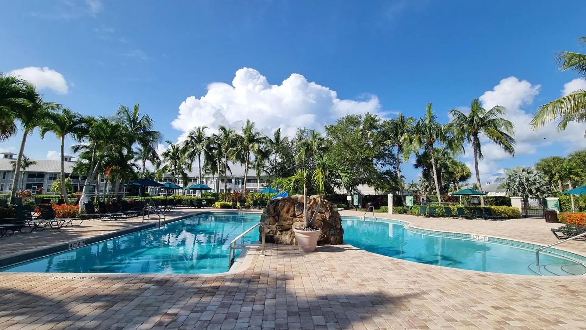 Apartment Stunning 2-bedroom Den In Greenlinks Naples