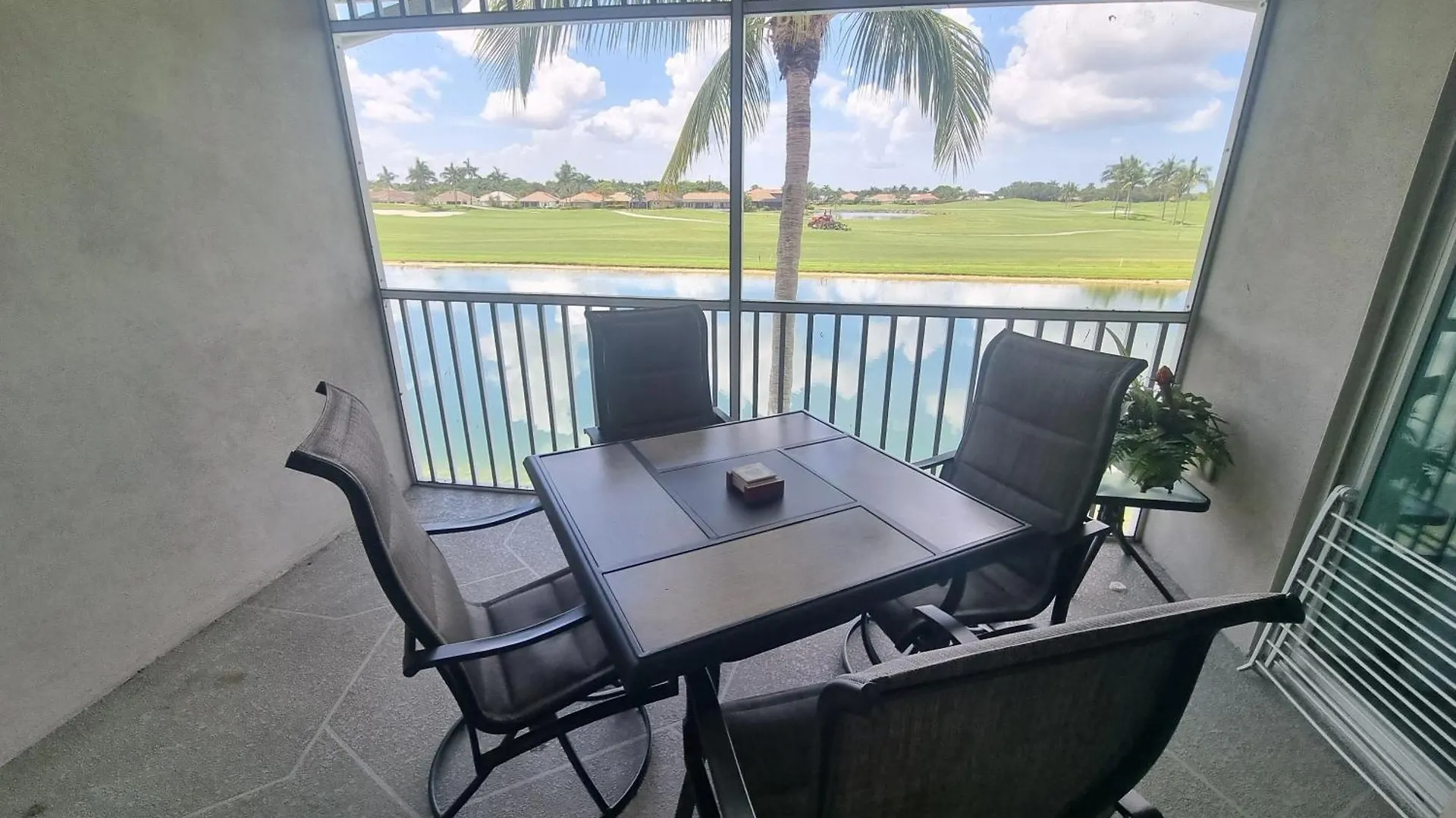 Stunning 2-bedroom Den In Greenlinks Apartment *
