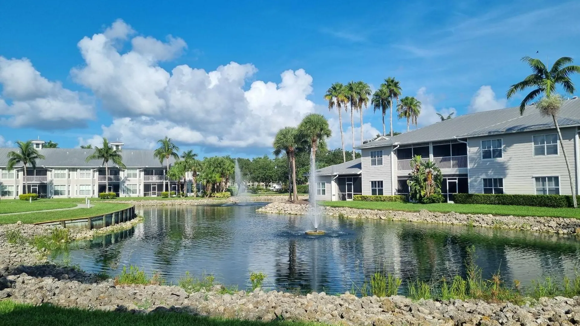 Apartment Stunning 2-bedroom Den In Greenlinks *