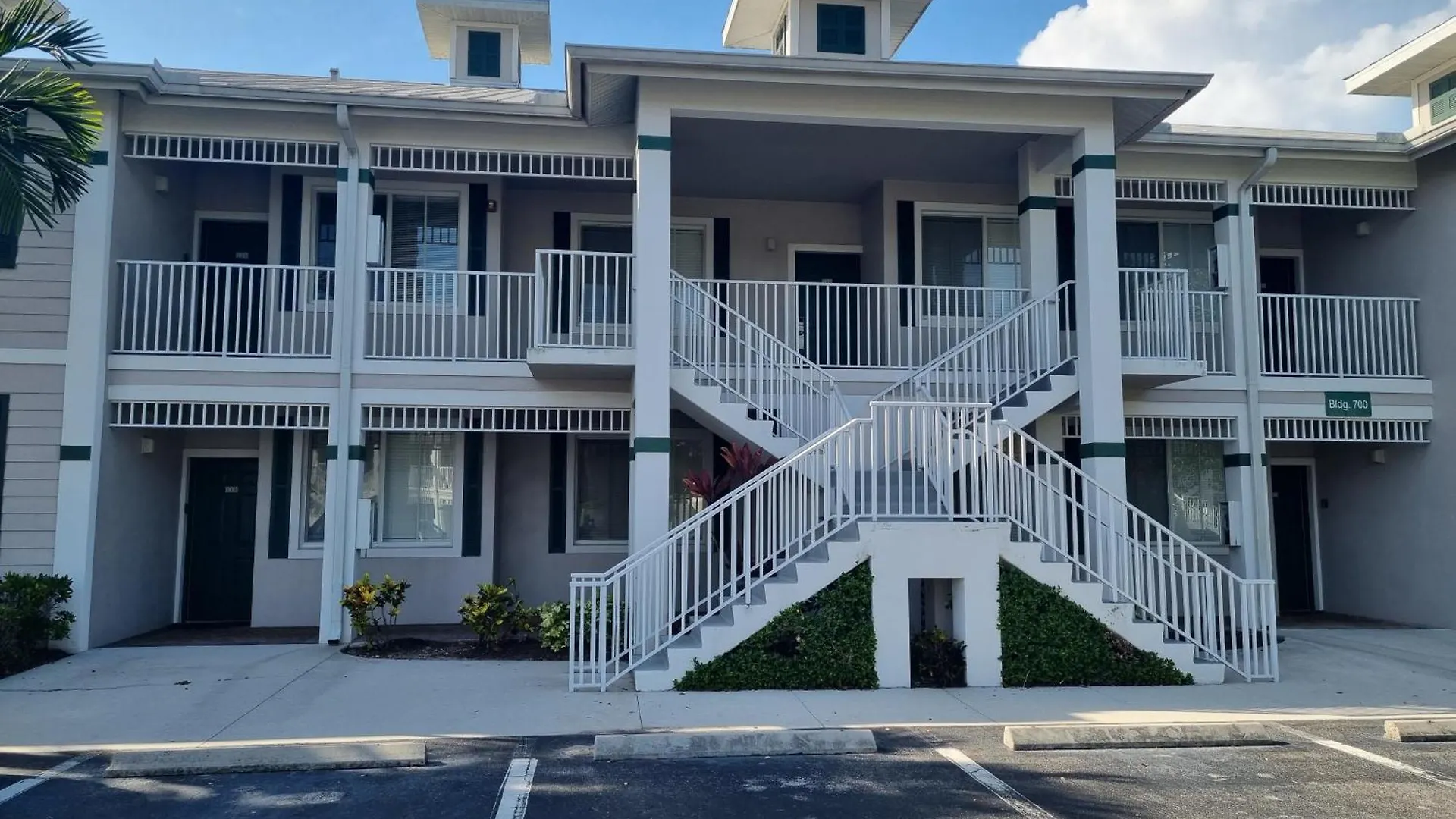 Apartment Stunning 2-bedroom Den In Greenlinks Naples