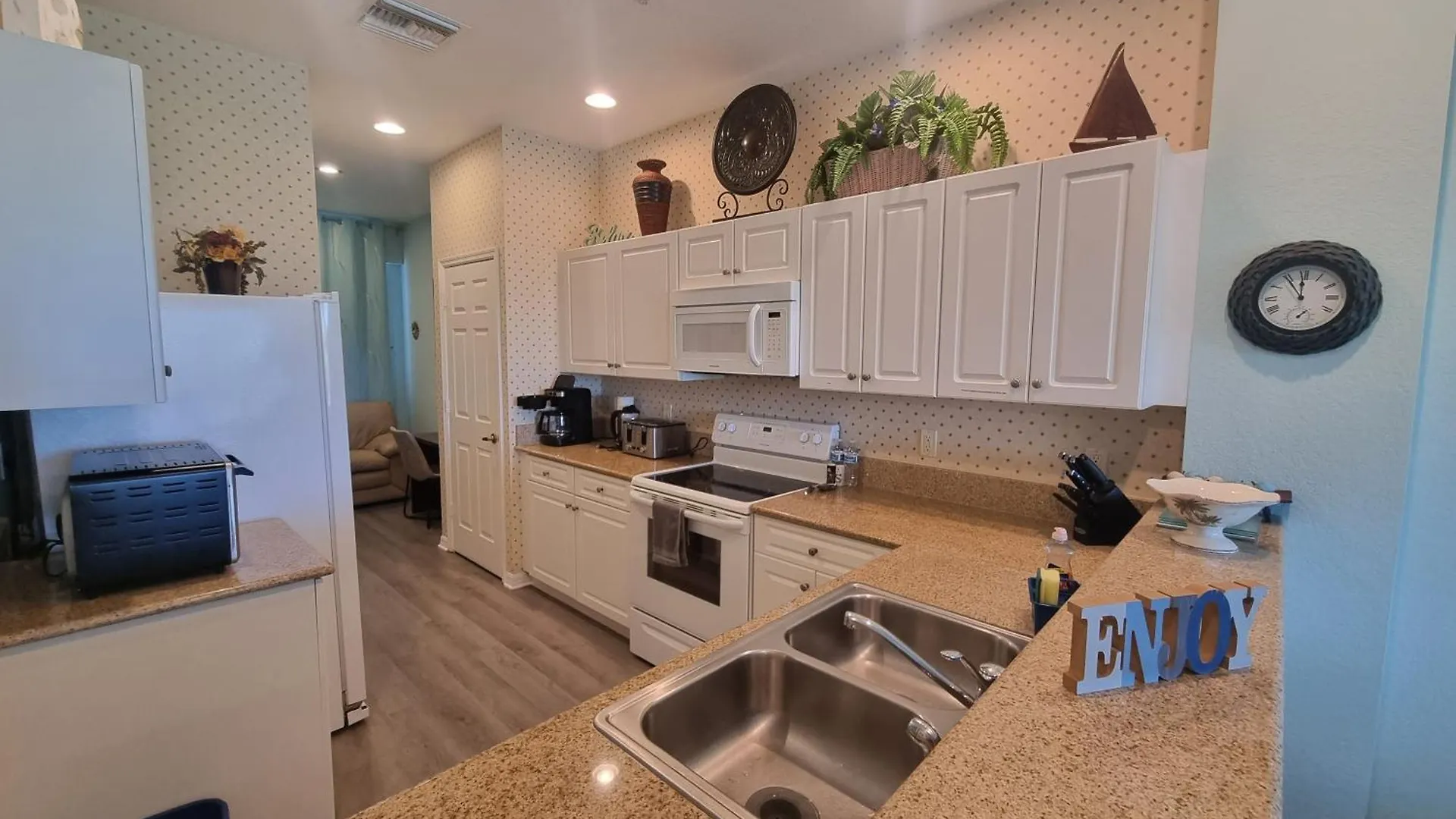 Stunning 2-bedroom Den In Greenlinks Apartment *