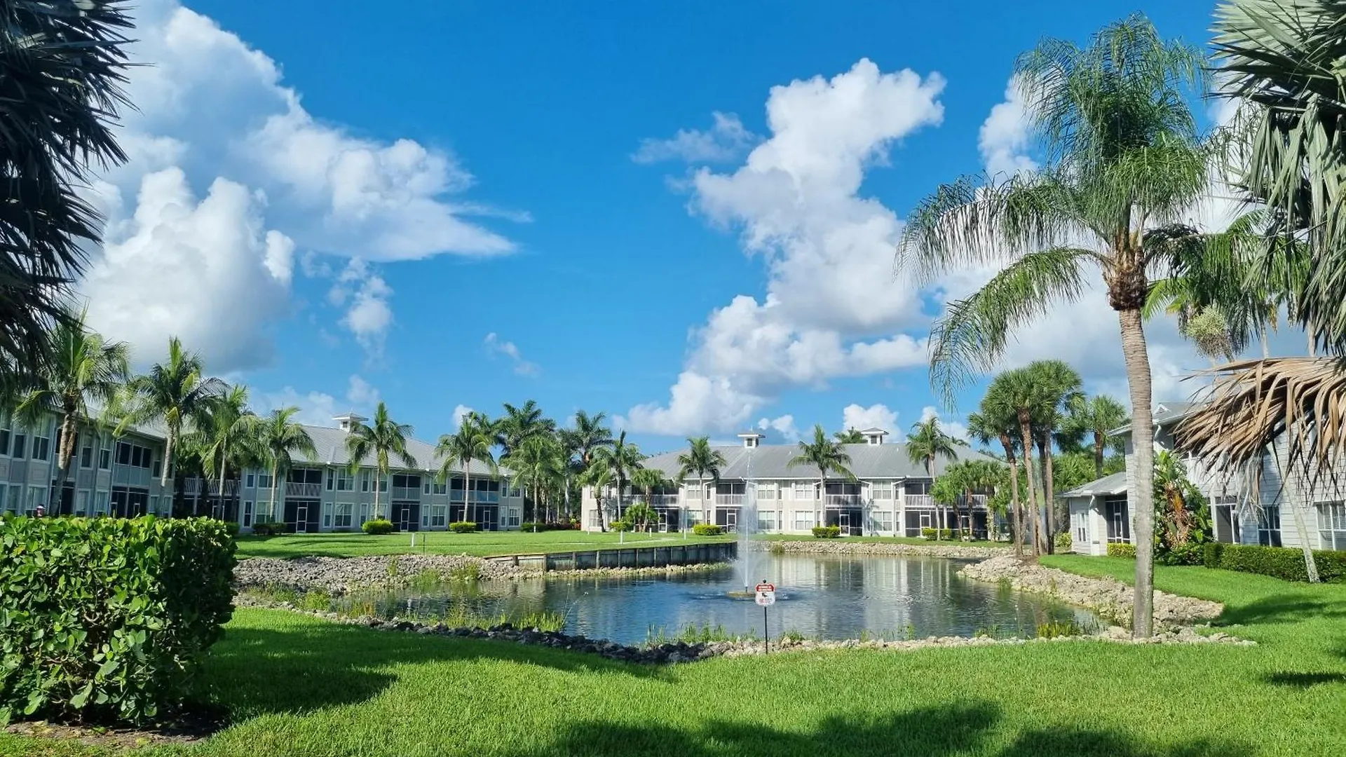 Stunning 2-bedroom Den In Greenlinks Naples