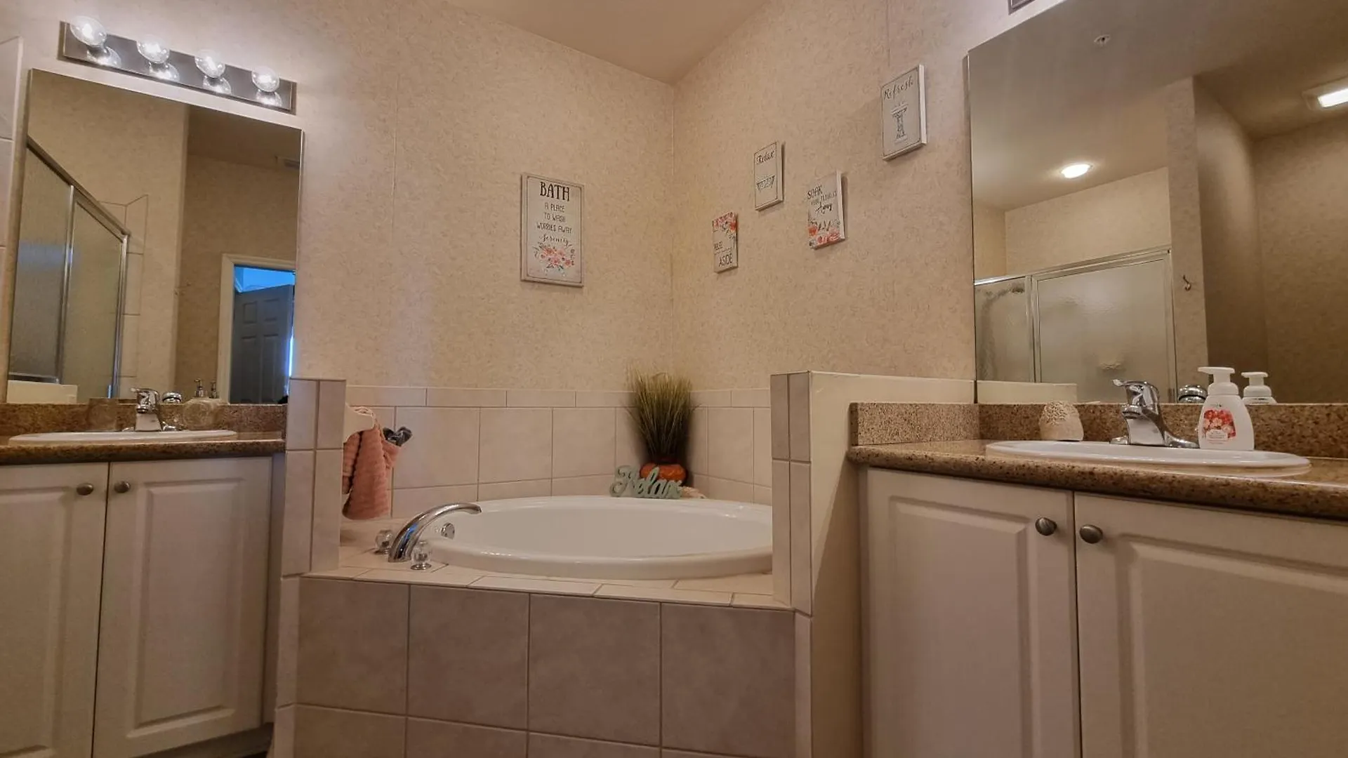 Apartment Stunning 2-bedroom Den In Greenlinks *