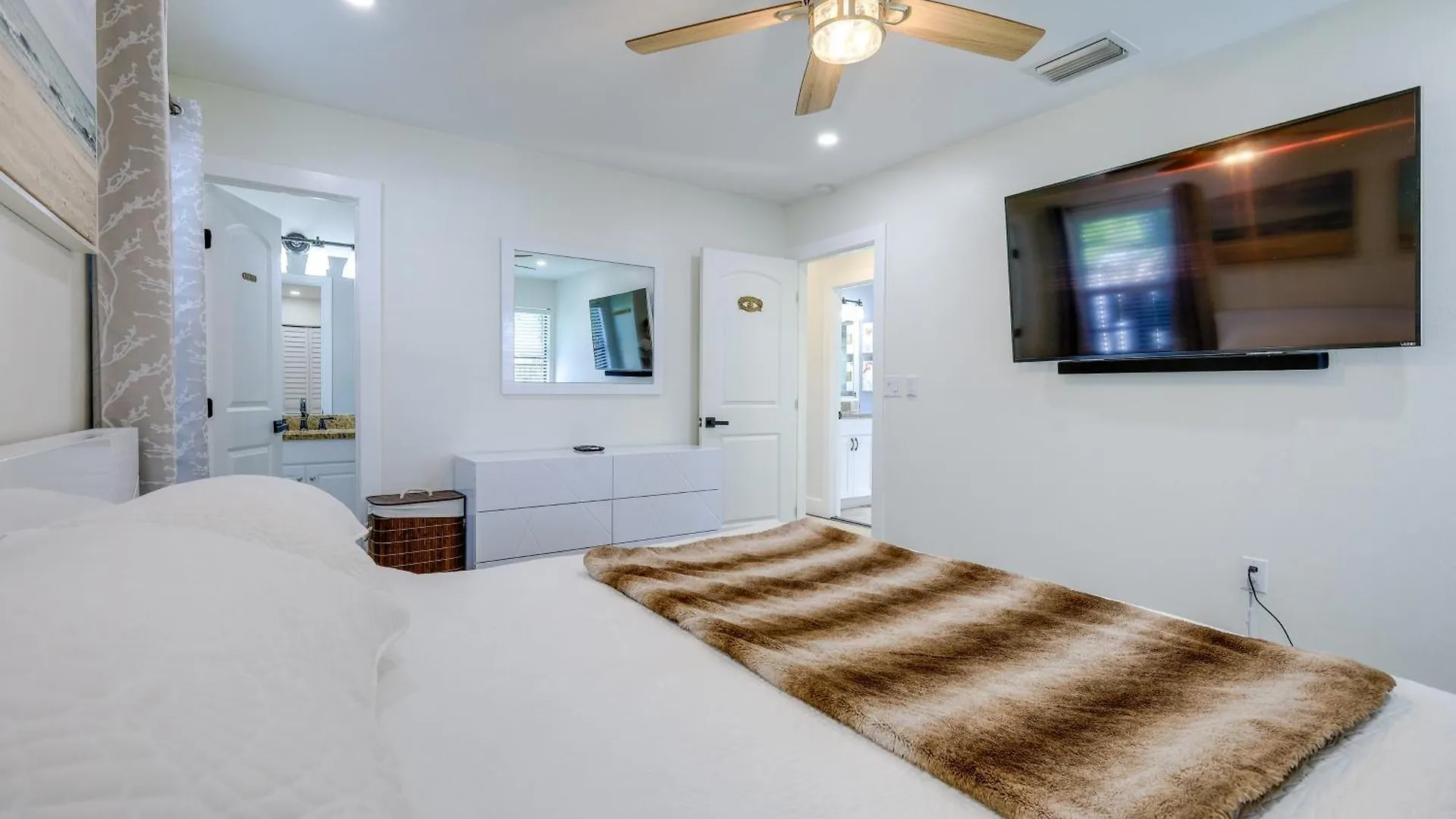 Holiday home Tropical With Yard Near Beaches! *