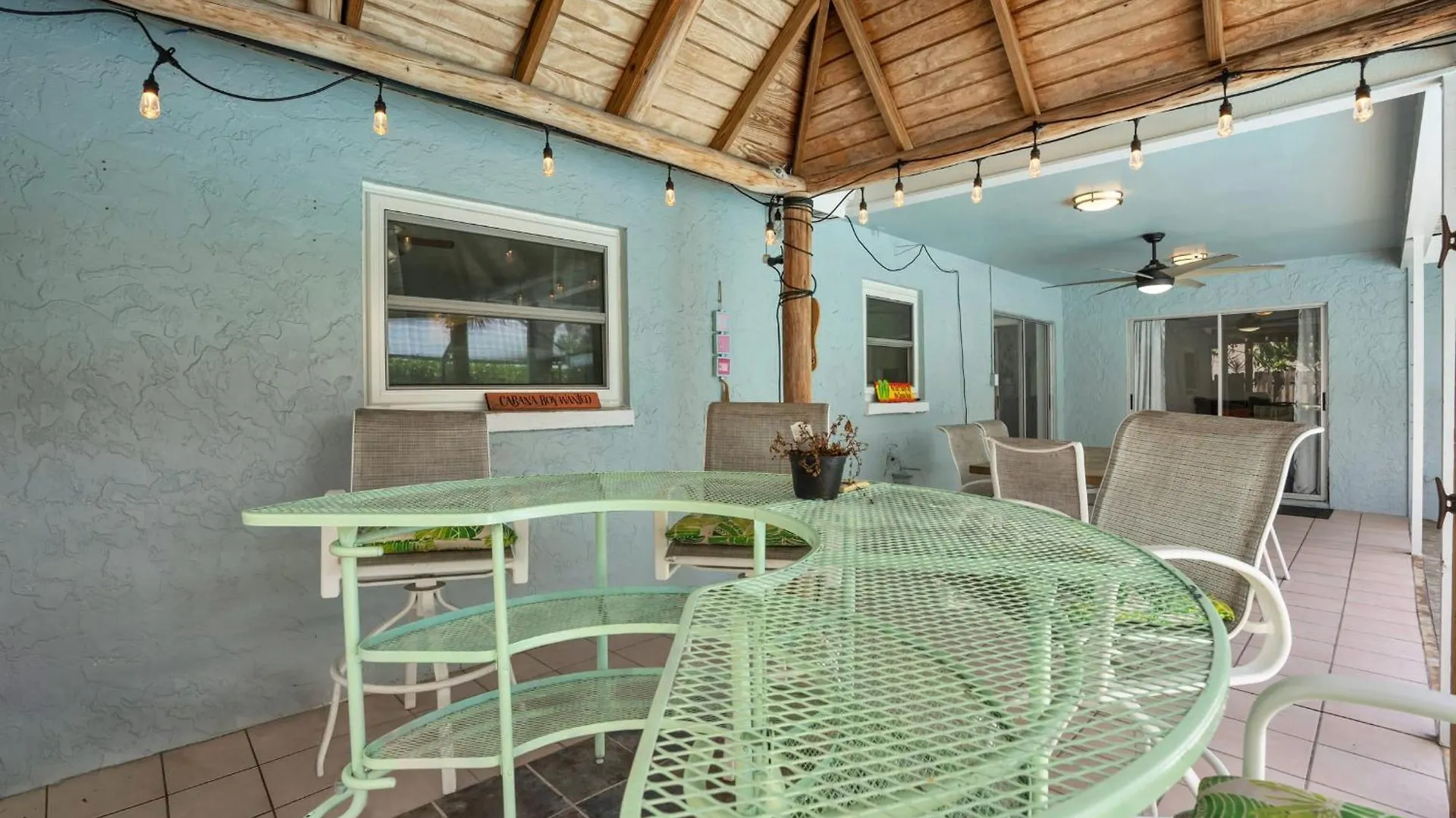 Holiday home Salt Water Heated Pool With A Tiki Bar, A Garage Game And 4 Bikes