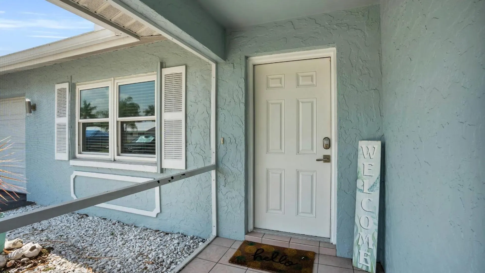 Salt Water Heated Pool With A Tiki Bar, A Garage Game And 4 Bikes * Naples