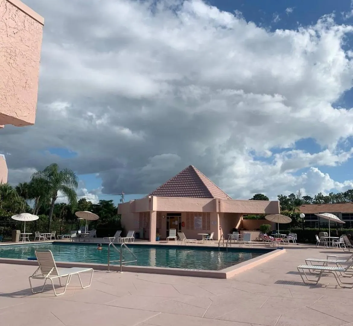 Apartment Cozy Condo, Centrally Located In Naples.