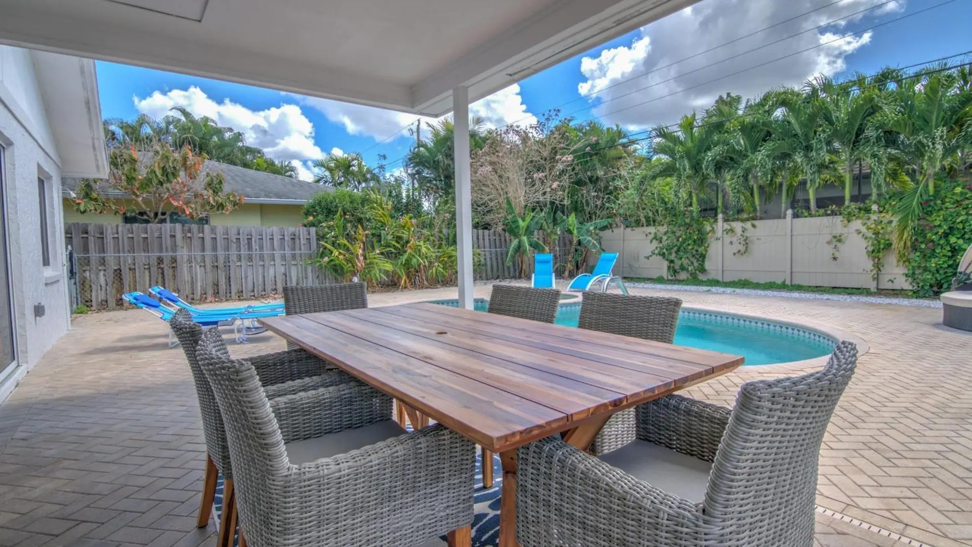 Holiday home Relax Poolside & Walk Or Bike To The From Amazing Pool Home! *