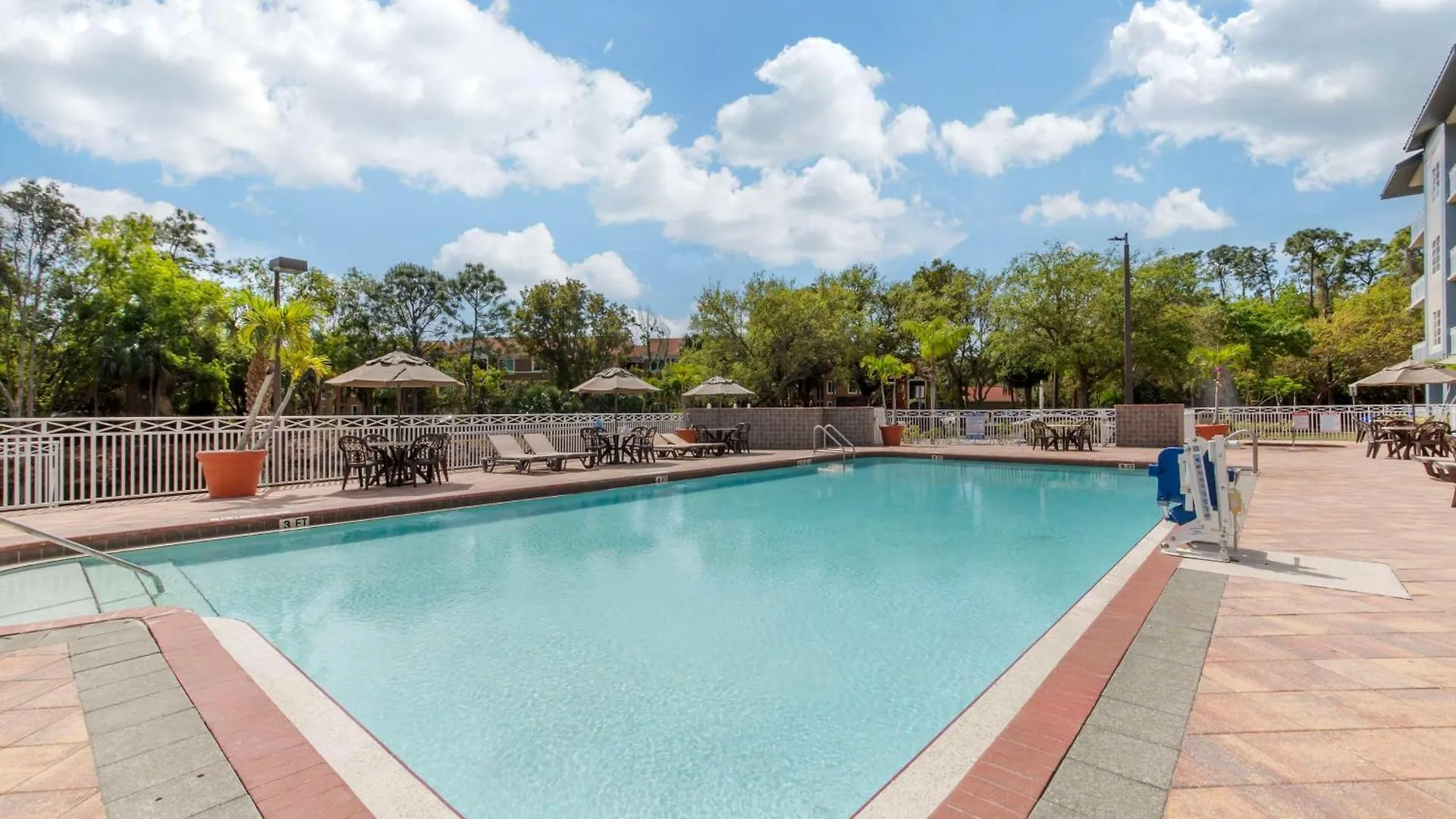 Western Plaza Hotel 3*