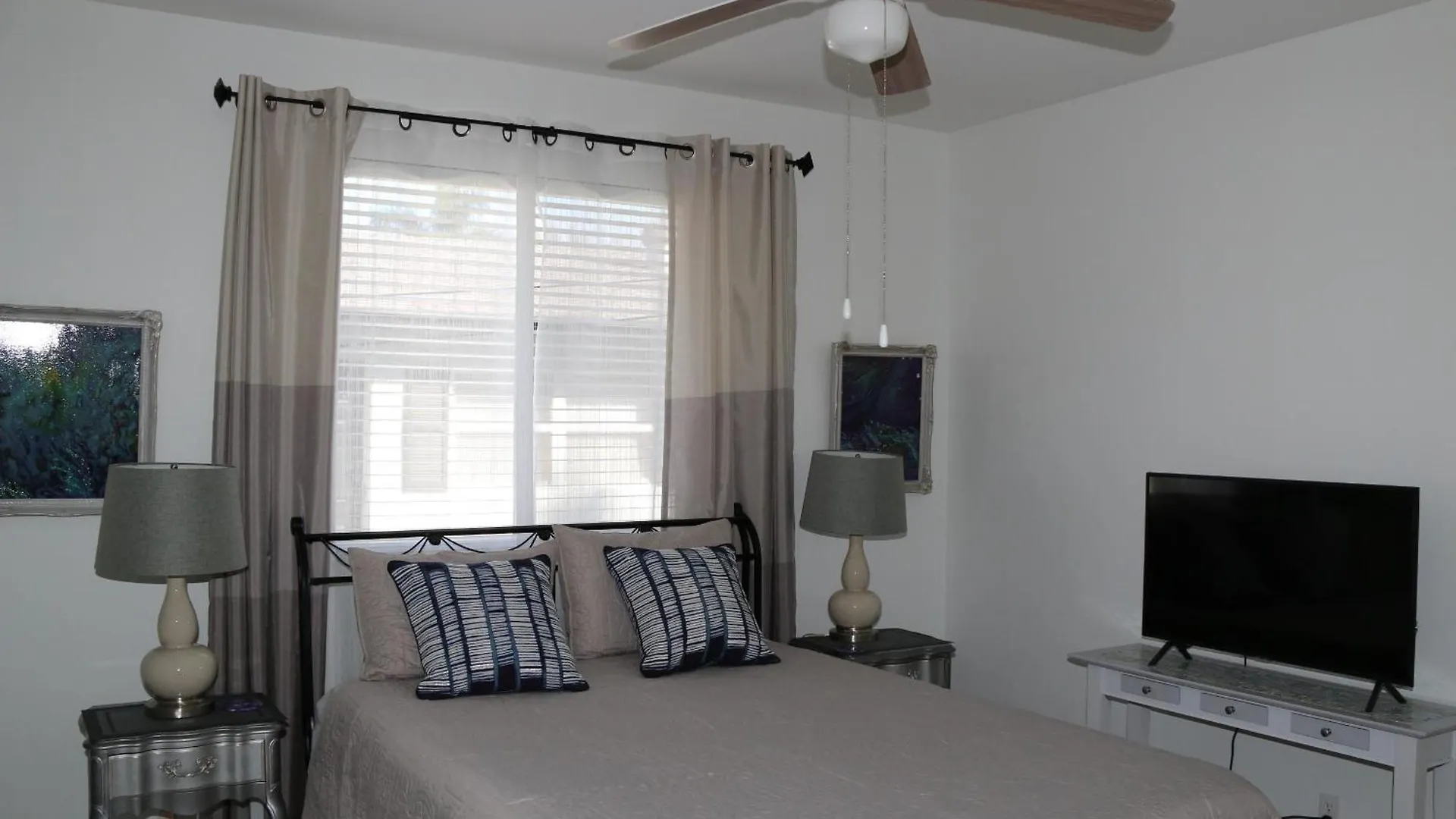 De Charme With Heated Salt Water Pool And Naples