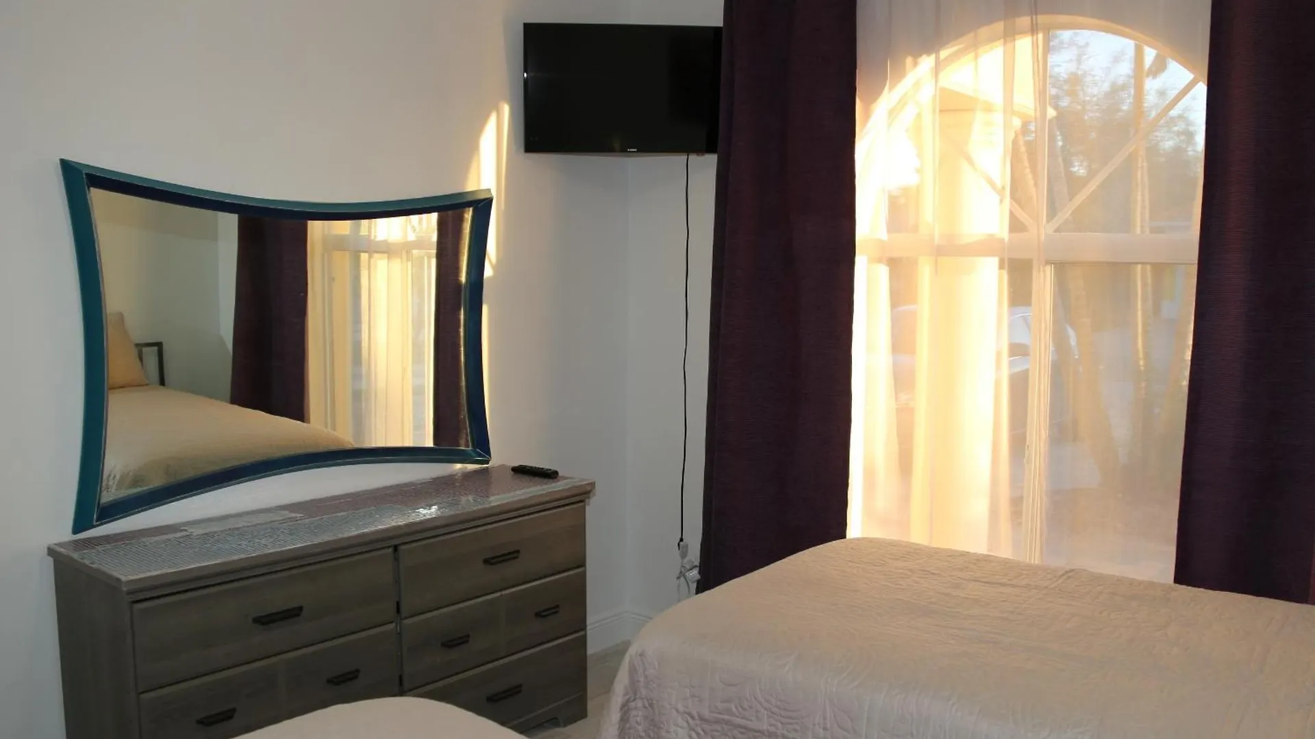 De Charme With Heated Salt Water Pool And Villa