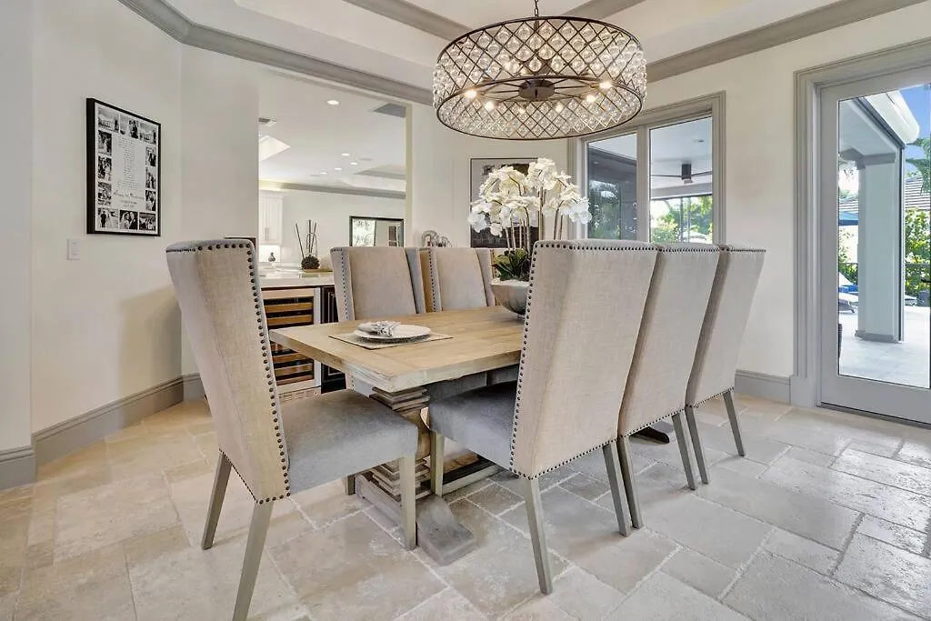 Luxury Estate Near Beaches & 5th Avenue