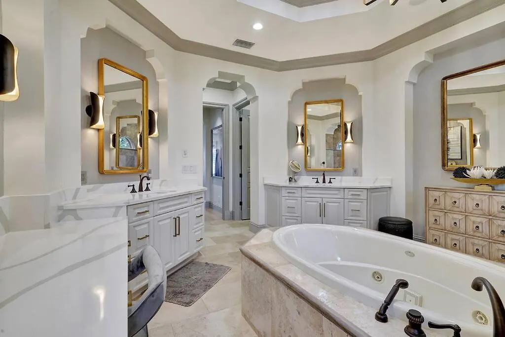 Luxury Estate Near Beaches & 5th Avenue Holiday home