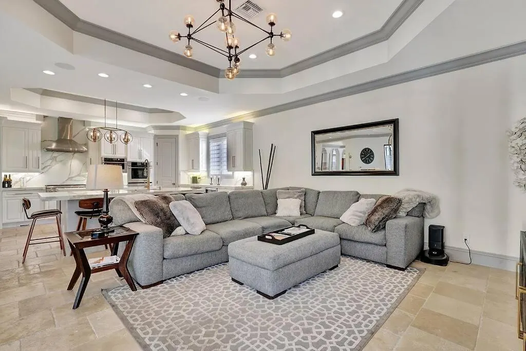 Luxury Estate Near Beaches & 5th Avenue *