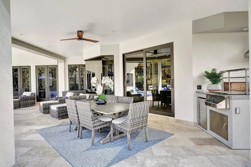 Luxury Estate Near Beaches & 5th Avenue