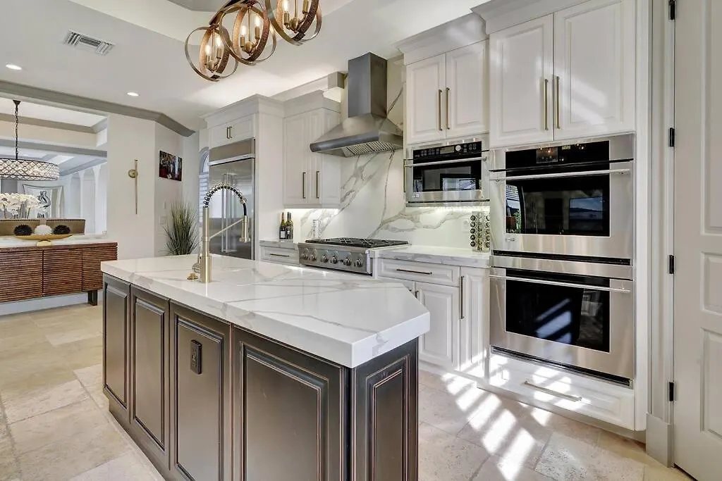 Luxury Estate Near Beaches & 5th Avenue Naples