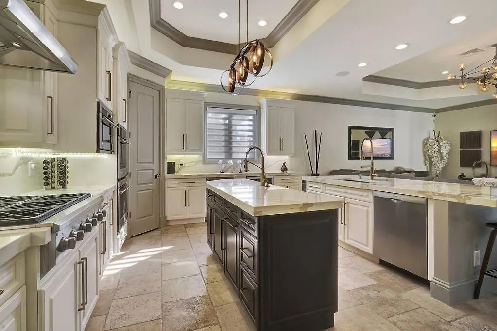 Luxury Estate Near Beaches & 5th Avenue Holiday home