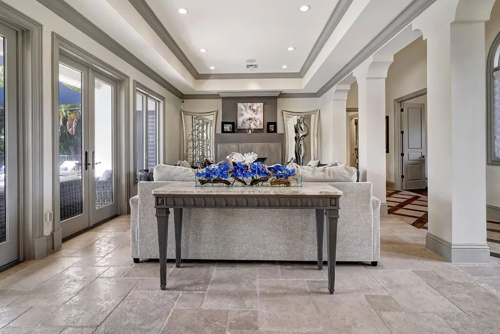 Luxury Estate Near Beaches & 5th Avenue *
