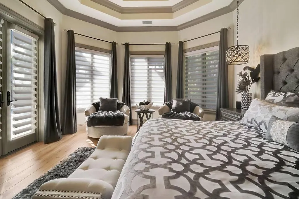 Luxury Estate Near Beaches & 5th Avenue Naples
