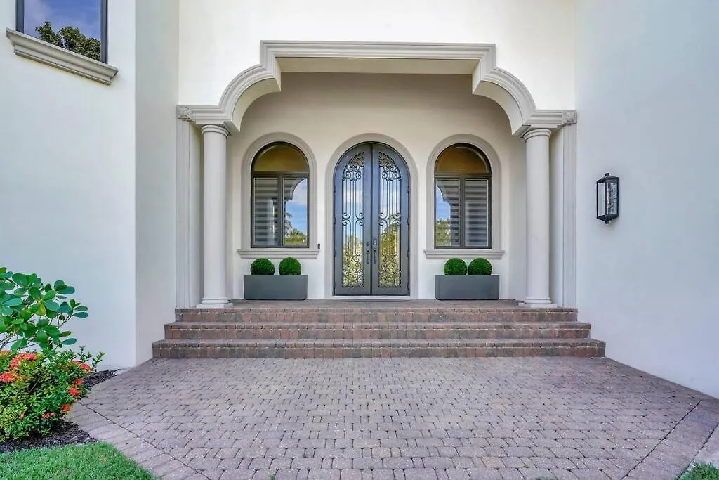 Luxury Estate Near Beaches & 5th Avenue