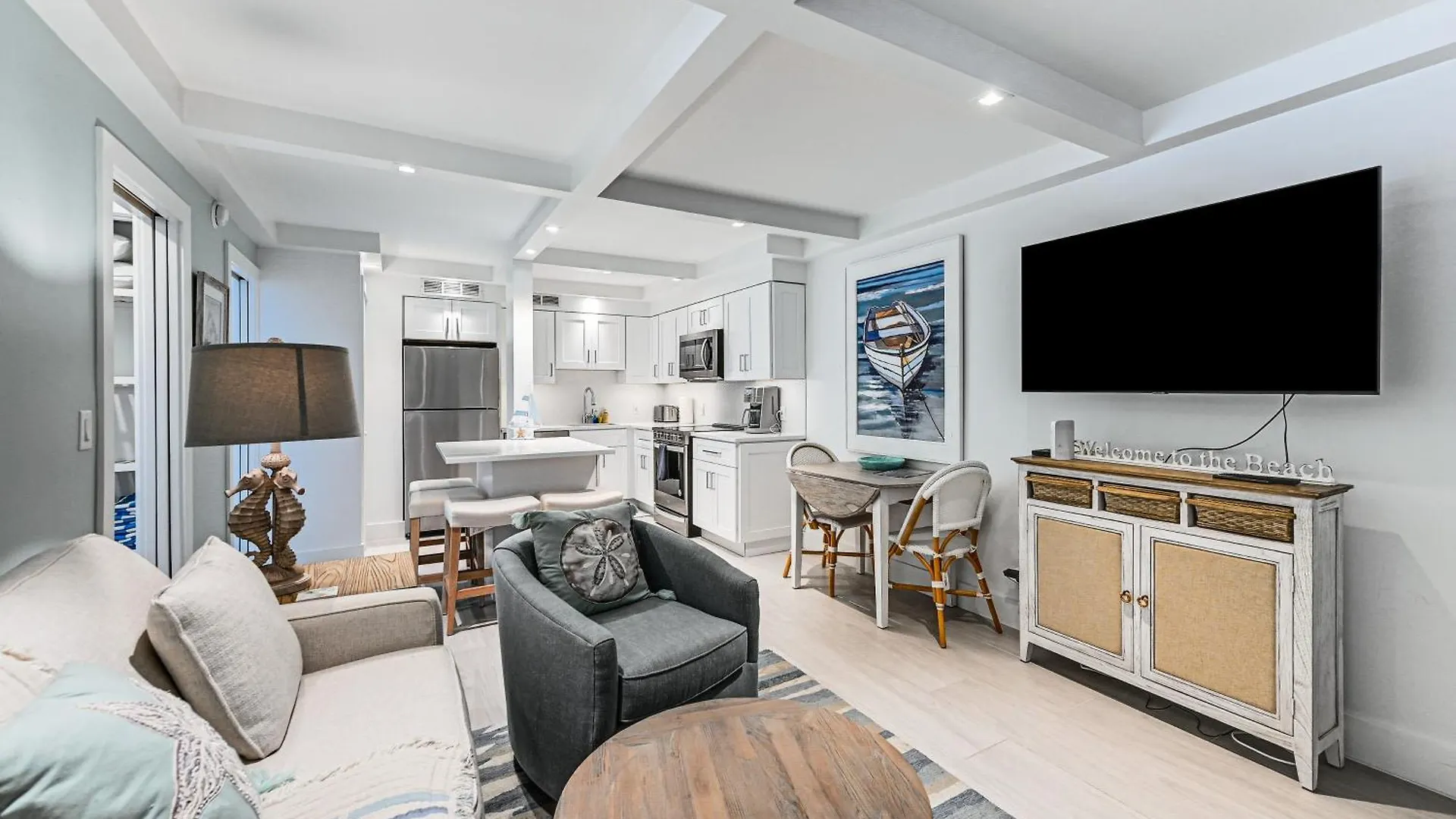 Coastal Downtown - Walk To The Beach! Apartment *
