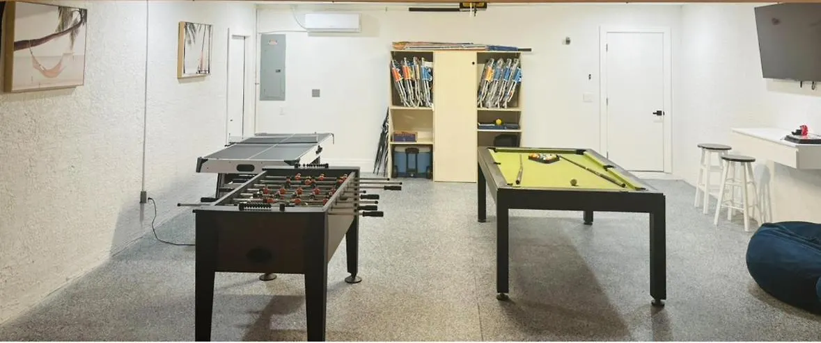 Villa Escape, 2 Villas, Pickleball, Basketball, Heated Pool & Spa, Game *