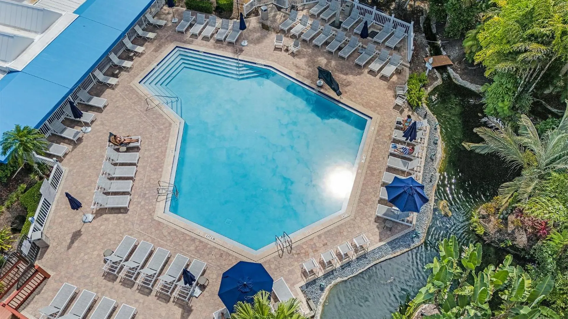 Park Shore Beautiful Deluxe 2 Bed 2bath *