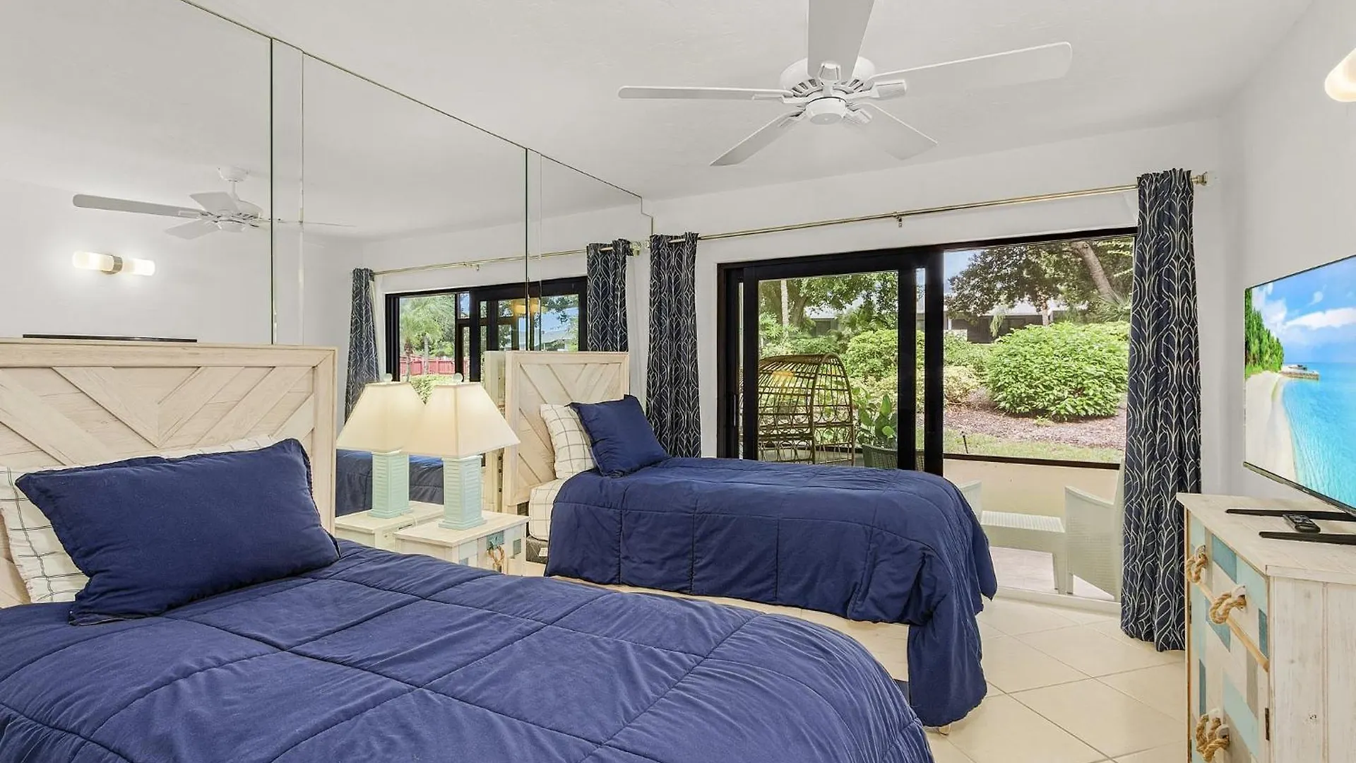 Park Shore Beautiful Deluxe 2 Bed 2bath