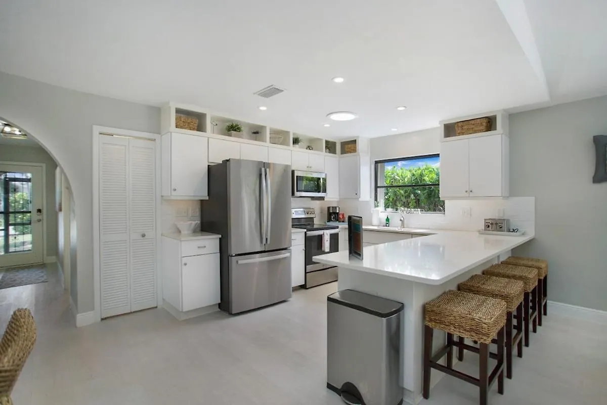 Beachy Haven 3 Bed 2bath Heated Pool Tiki Bar Sleep 6 Holiday home Naples
