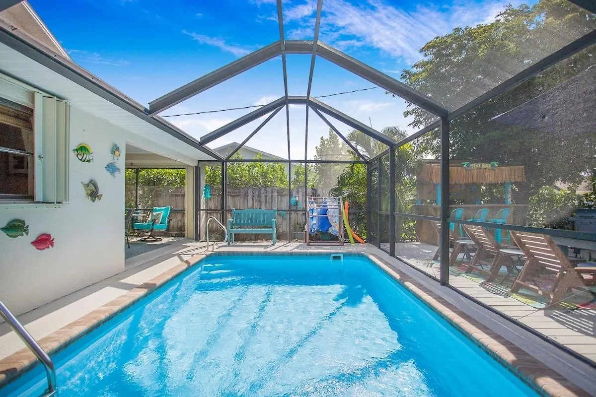 Beachy Haven 3 Bed 2bath Heated Pool Tiki Bar Sleep 6 Holiday home *