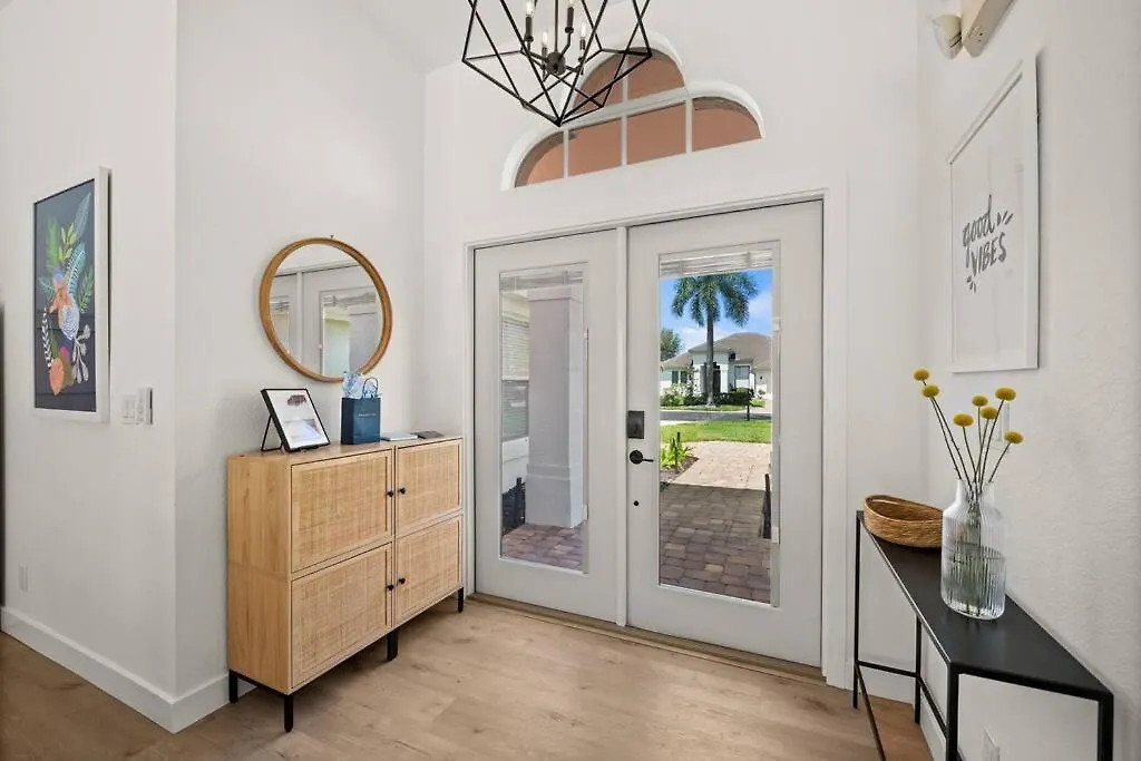 Tranquil Beachy Boho Pool Home, 5mi Beach, 4 Bedroom 3 Bath Villa *
