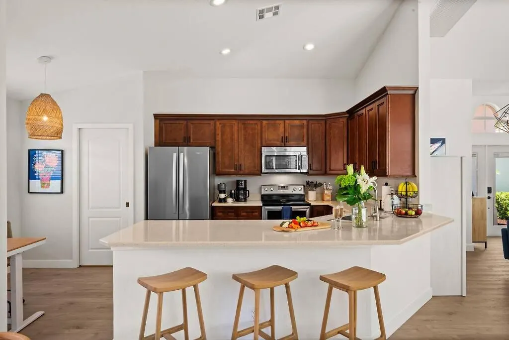 Villa Tranquil Beachy Boho Pool Home, 5mi Beach, 4 Bedroom 3 Bath Naples