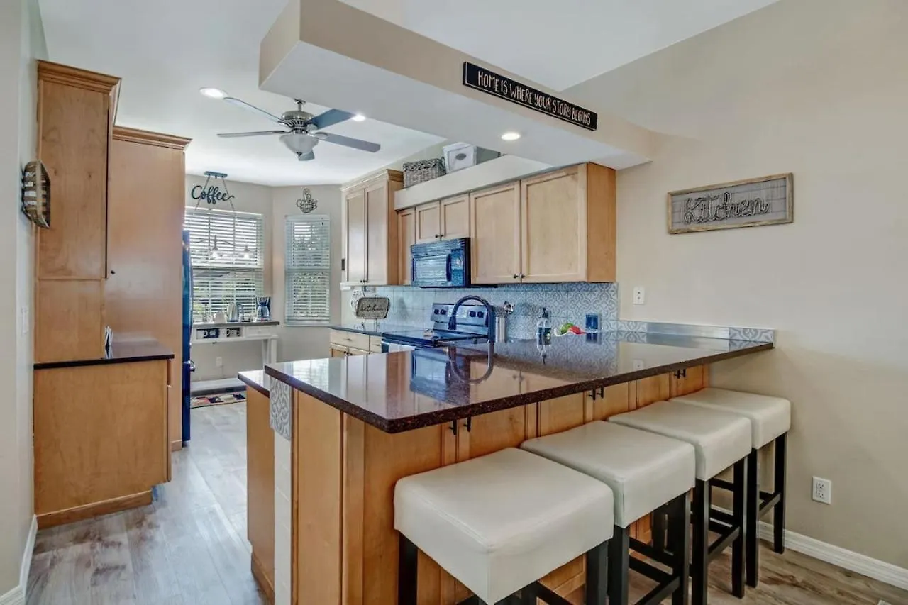 Holiday home 5 Star Florida Living. Stylish And Tranquil Pool Naples