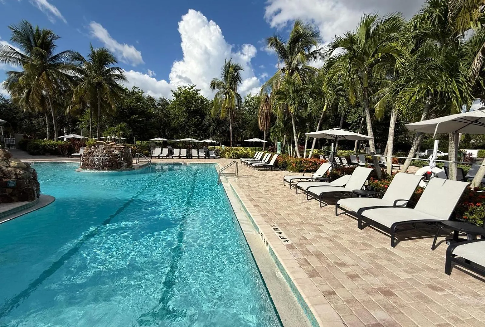 Spacious 2 Bedroom Lely Fl *
