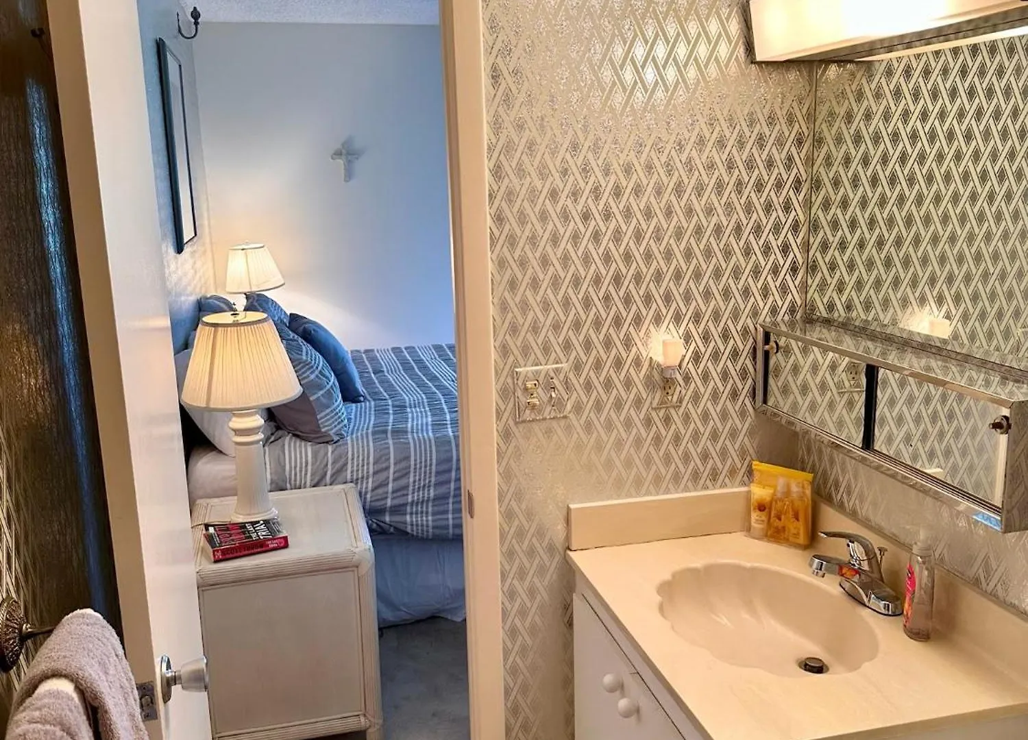 Stunning 2-bd Naples, 55+, Pool, Chickee, Golf *