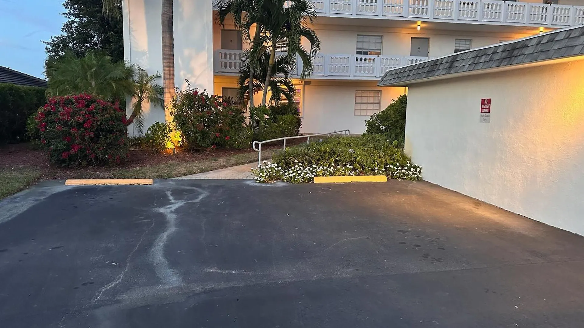 Stunning 2-bd Naples, 55+, Pool, Chickee, Golf Aparthotel