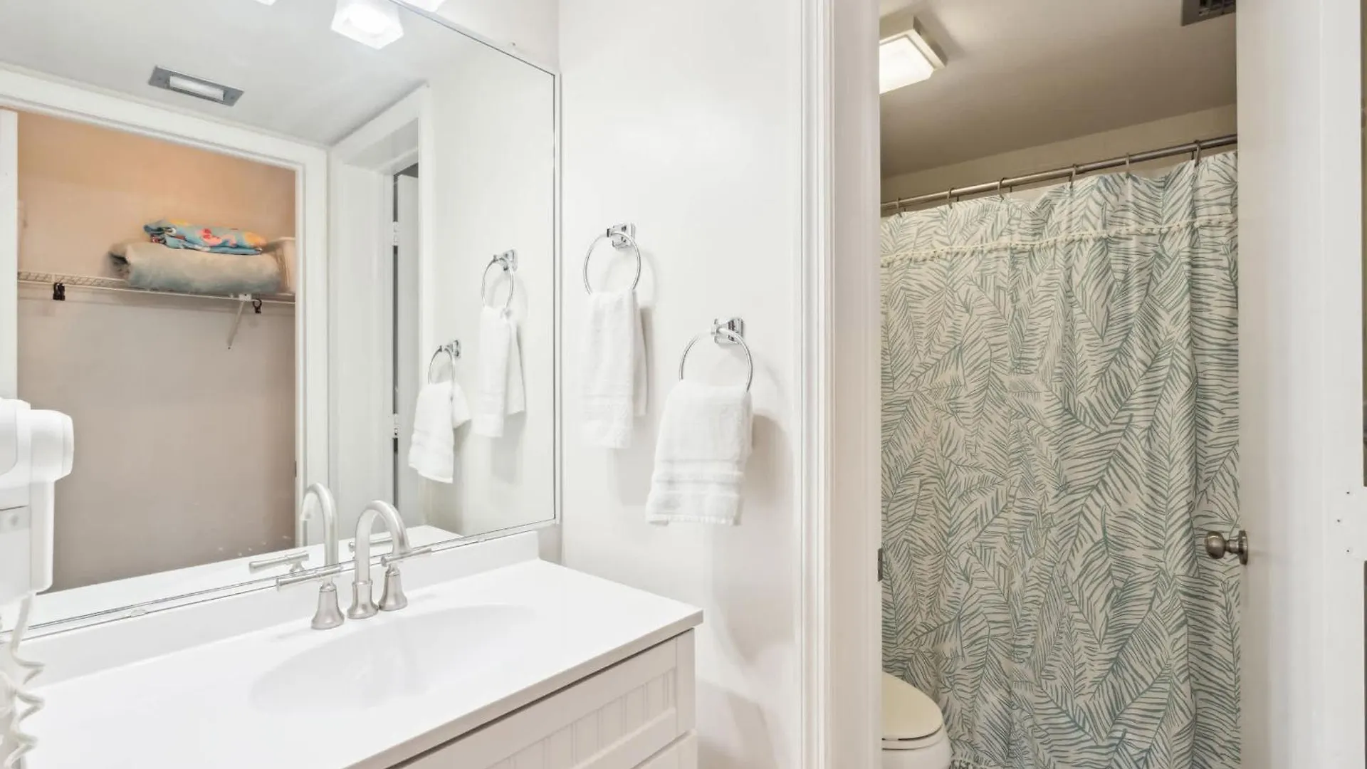 Holiday home End Unit - Renovated Views And Close To The Lobby *