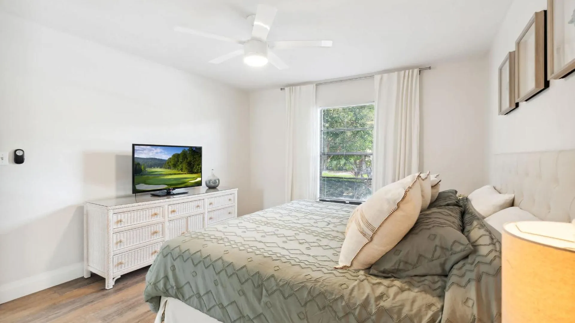 End Unit - Renovated Views And Close To The Lobby Holiday home *