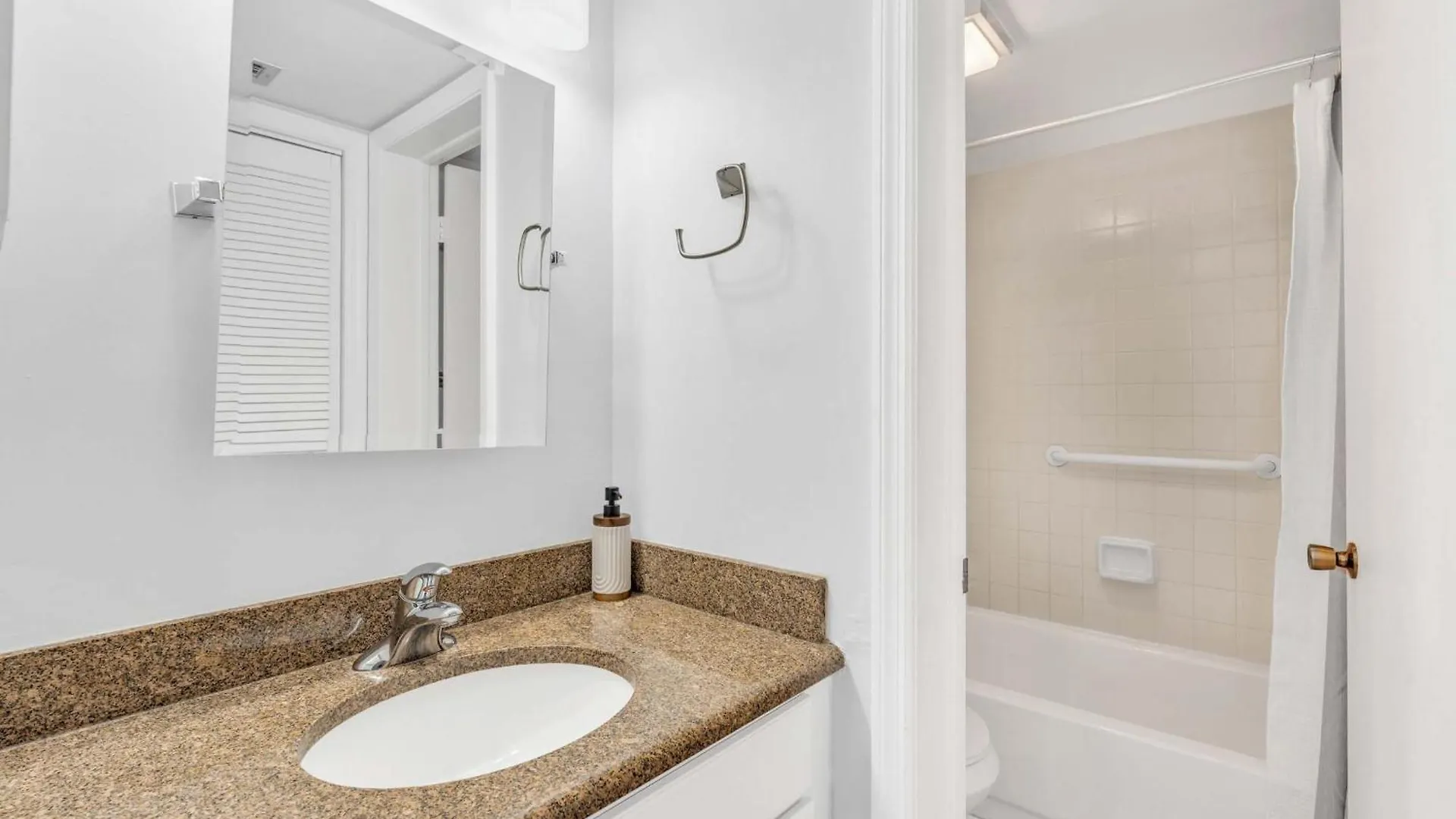 Close To The Lobby And Pool - Peaceful Views And Comfy Furnishings Holiday home Naples
