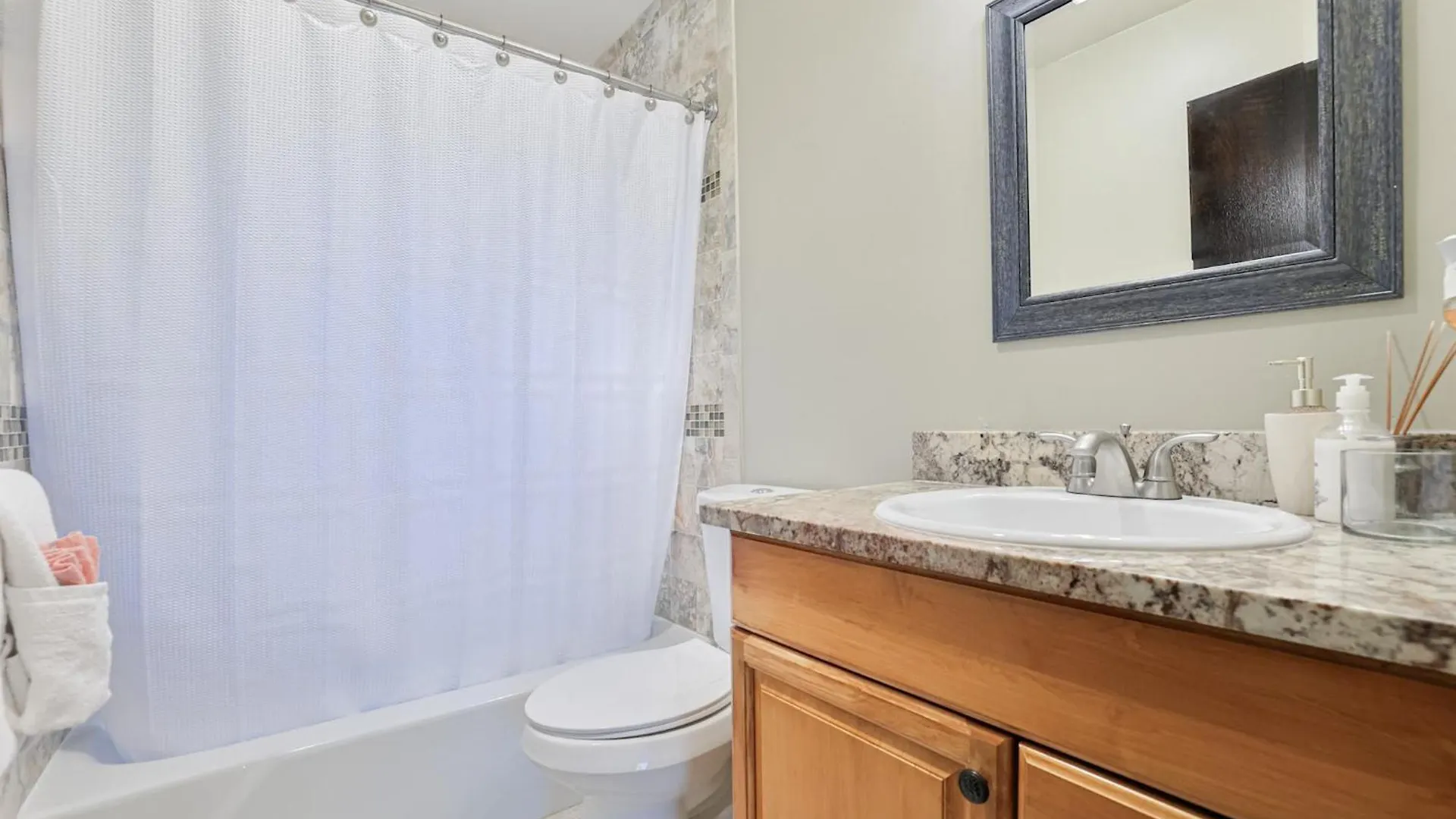 Charming Oasis - Close To Beaches & Shops *