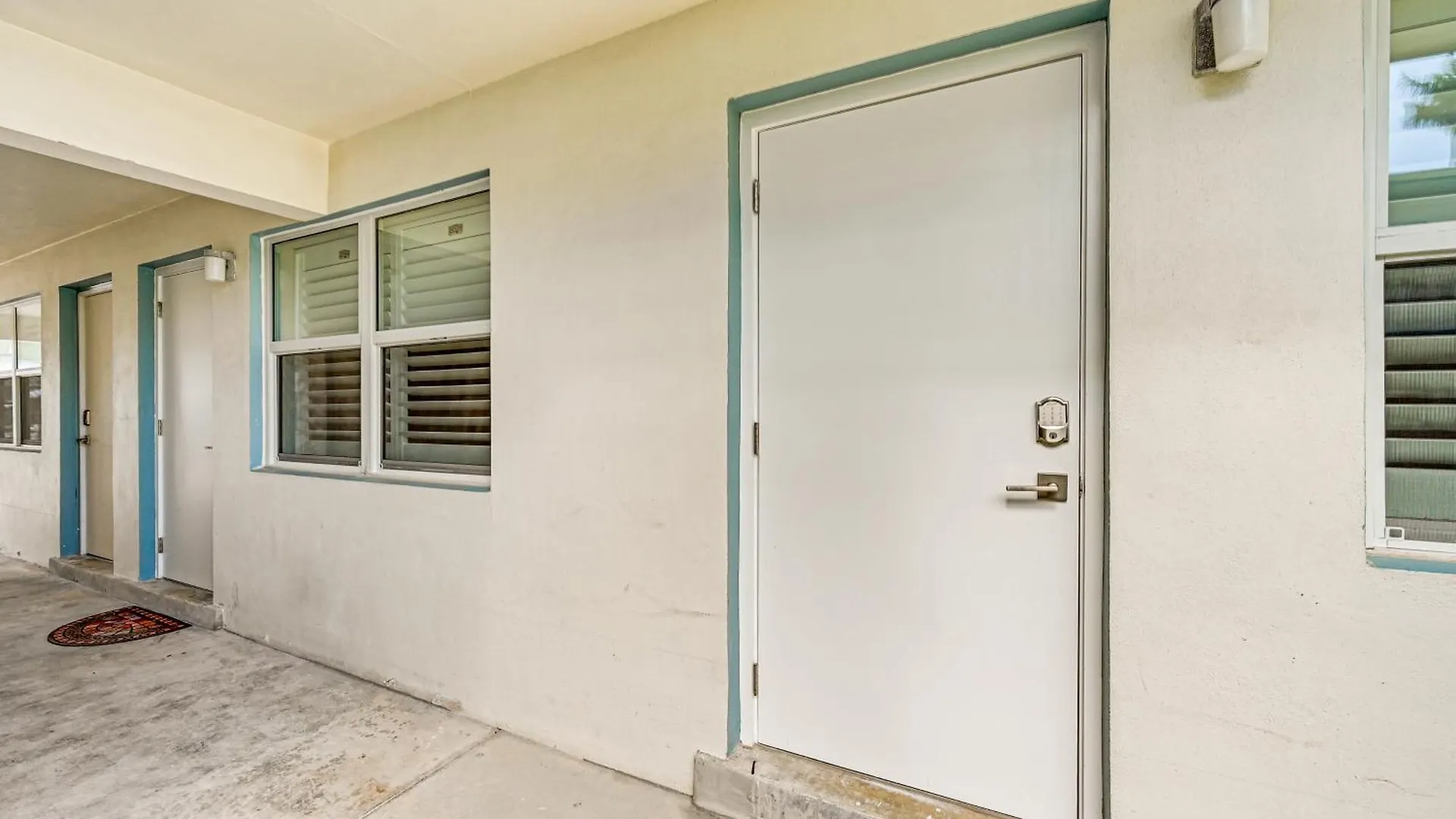 Upscale With Pool Access Walk To Pier! Apartment *