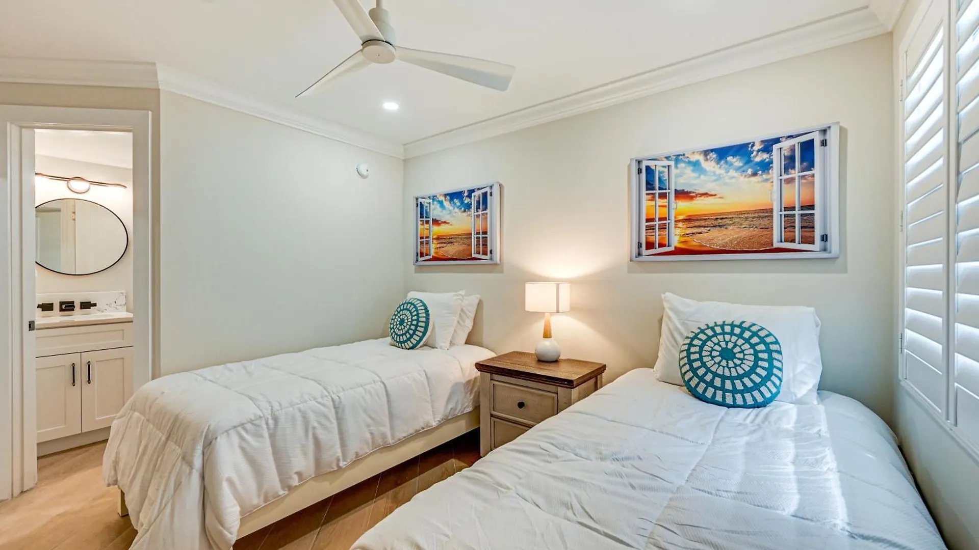 Upscale With Pool Access Walk To Pier! Apartment
