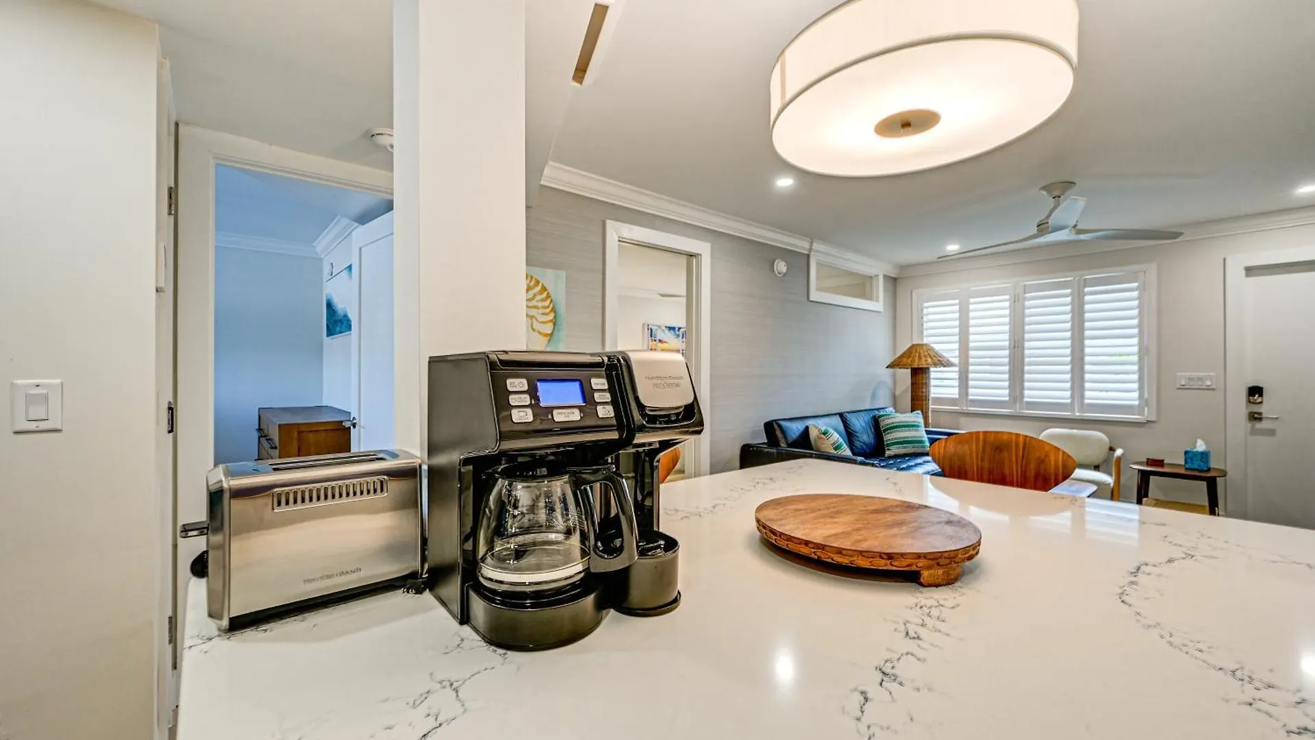 Apartment Upscale With Pool Access Walk To Pier!