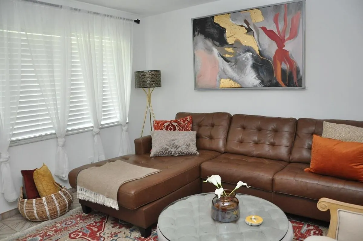 Contemporary 2 Bedroom Near 5th Ave & Mercato * Naples
