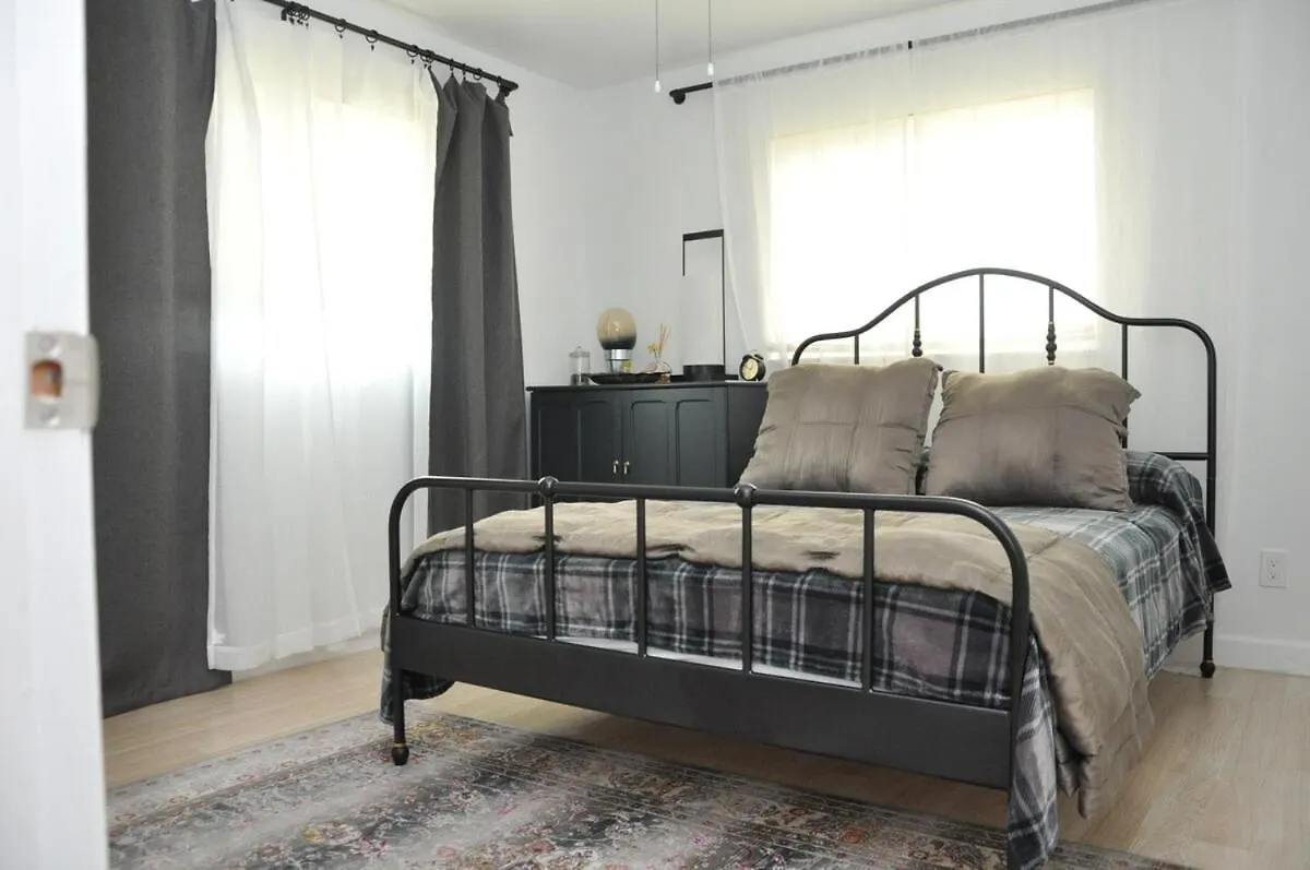 Contemporary 2 Bedroom Near 5th Ave & Mercato