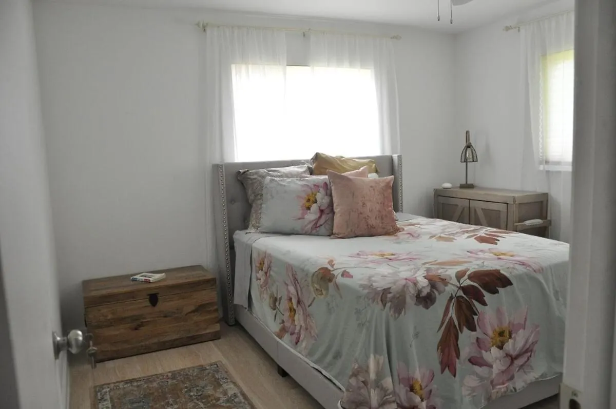 Holiday home Contemporary 2 Bedroom Near 5th Ave & Mercato *