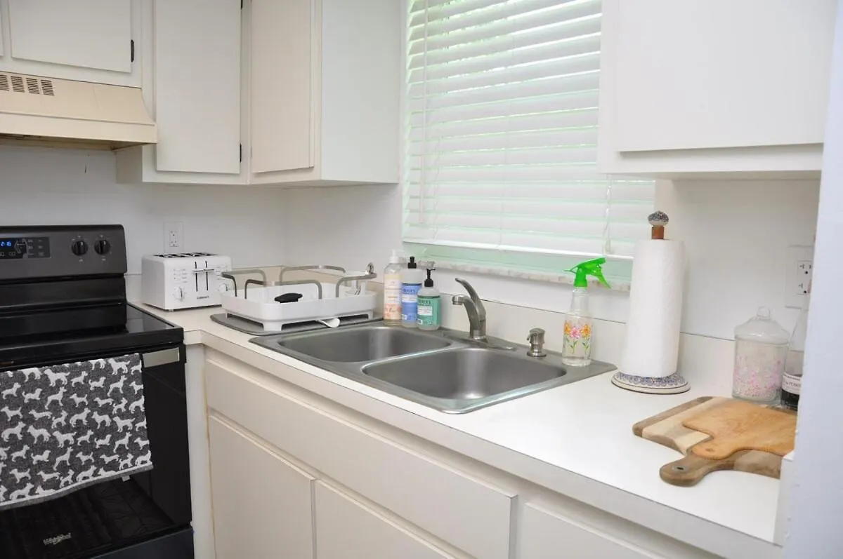 Holiday home Contemporary 2 Bedroom Near 5th Ave & Mercato *
