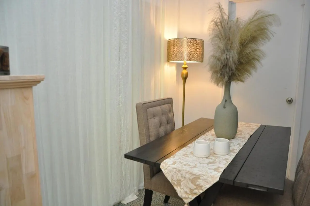 Contemporary 2 Bedroom Near 5th Ave & Mercato