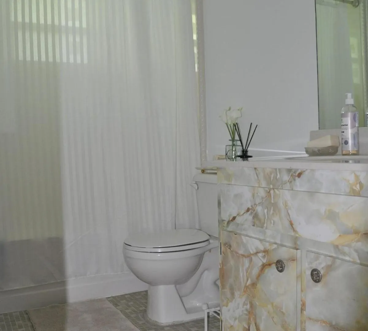 Contemporary 2 Bedroom Near 5th Ave & Mercato Holiday home *