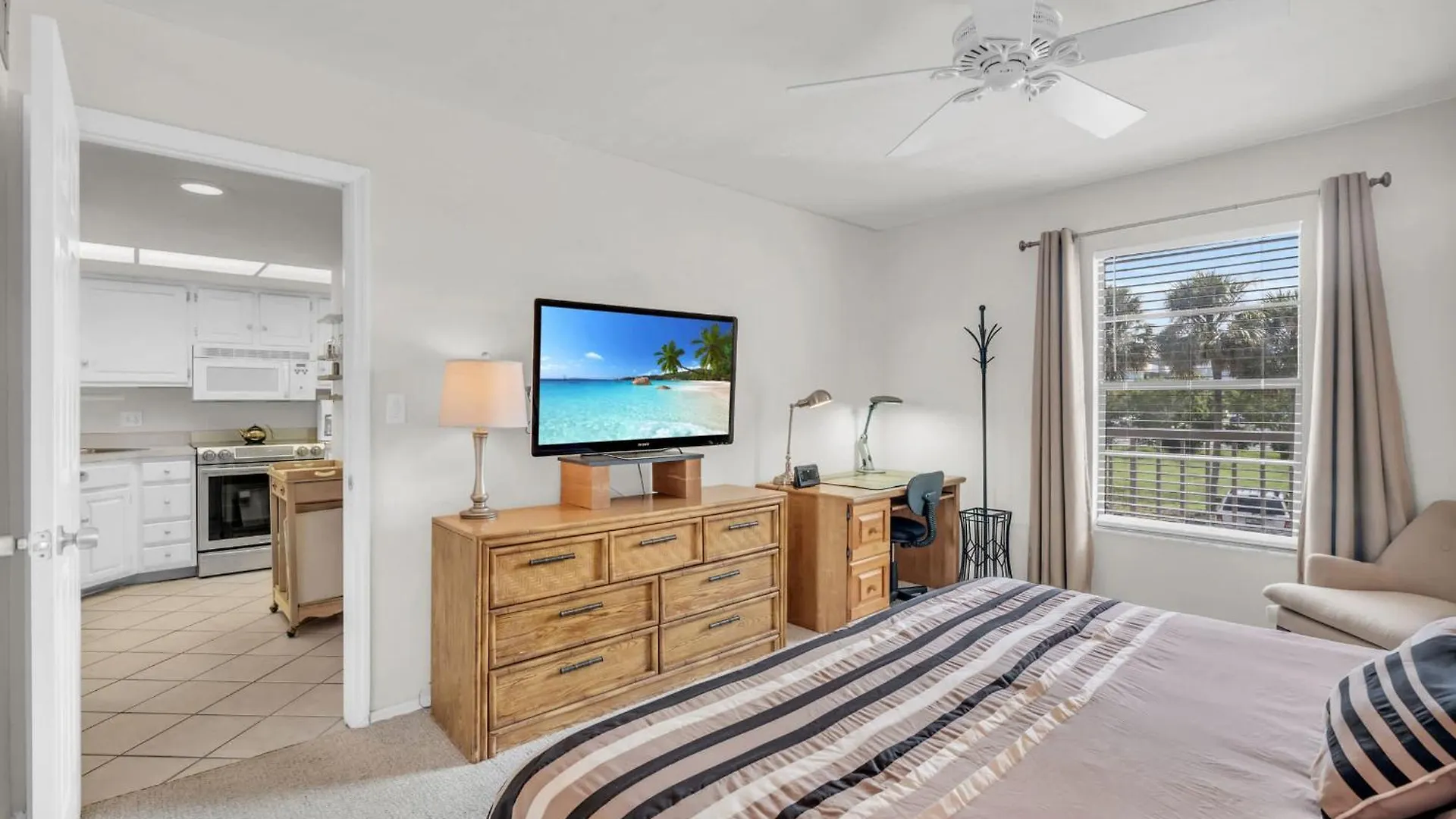Close To Elevator And And Pool Views Holiday home *